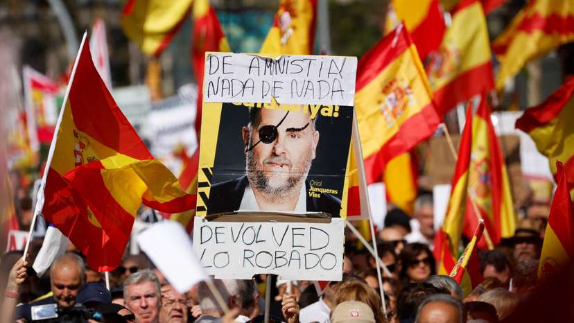 Unionist supporters protest against amnesty of separatist leaders and activists in Barcelona