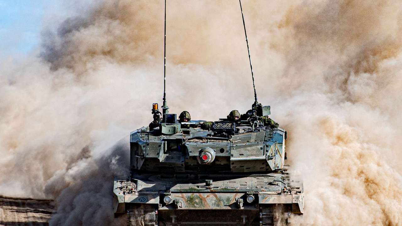 Leopard 2A4 tank from Lord Strathcona’s Horse (Royal Canadians) kicks up dust in Wainwright