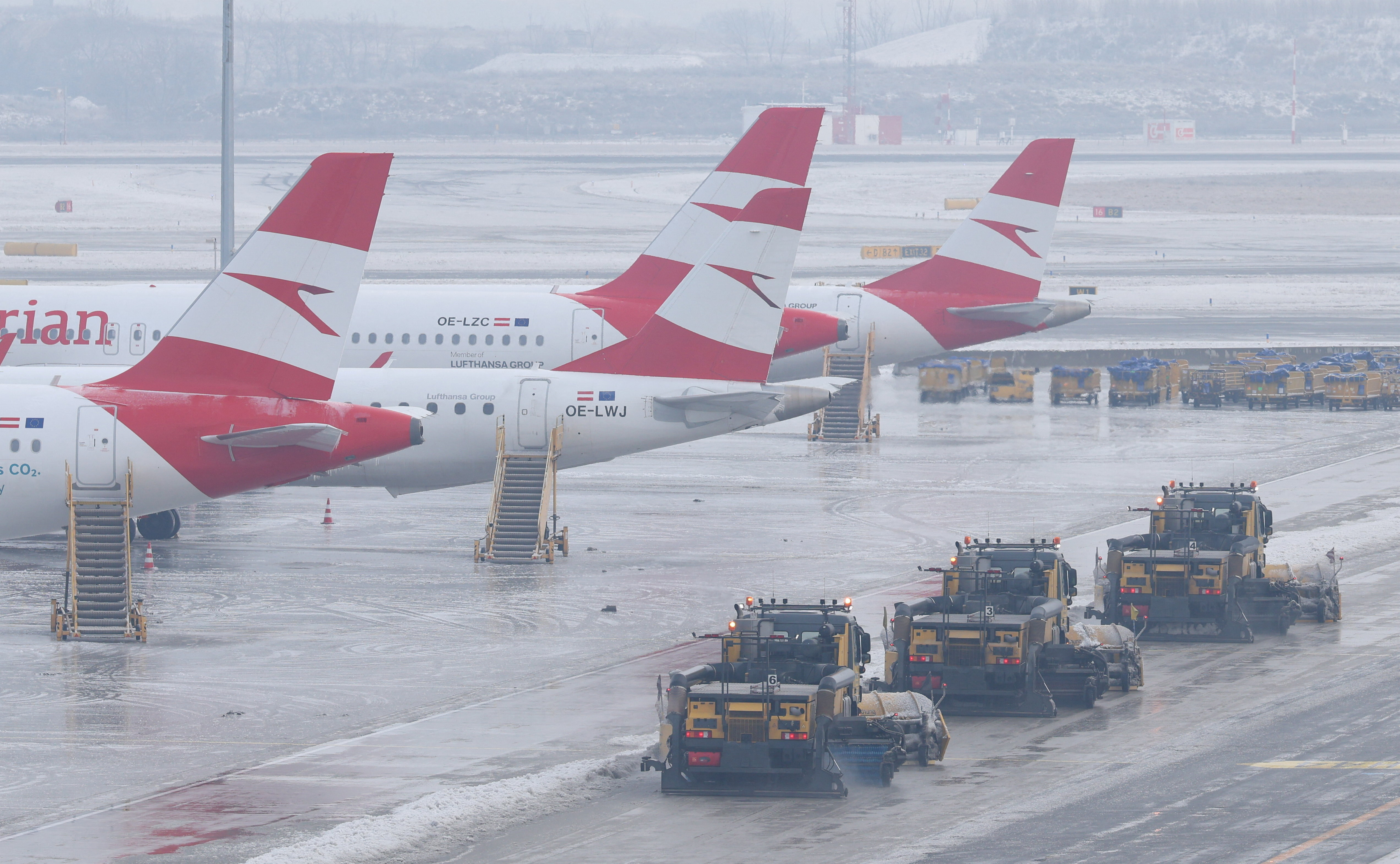 Vienna International Airport (VIE) in Schwechat closed due to ice on the tarmac