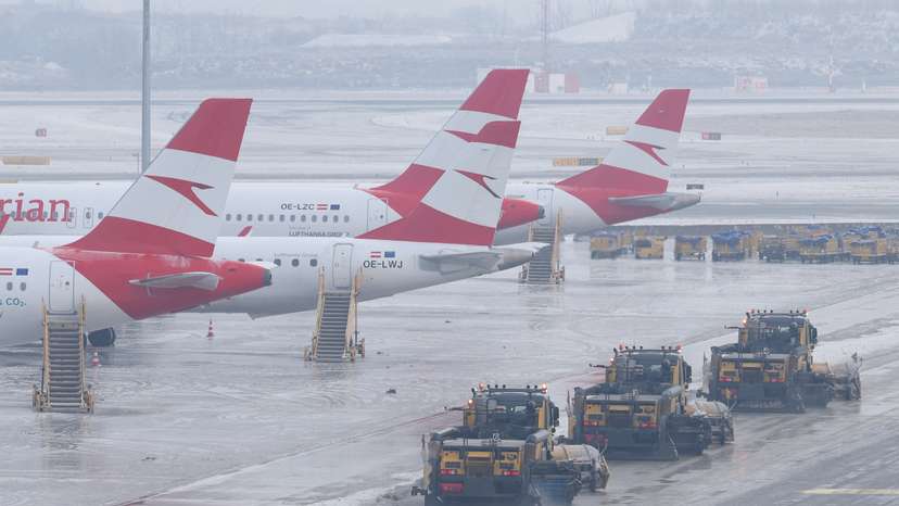 Vienna International Airport (VIE) in Schwechat closed due to ice on the tarmac