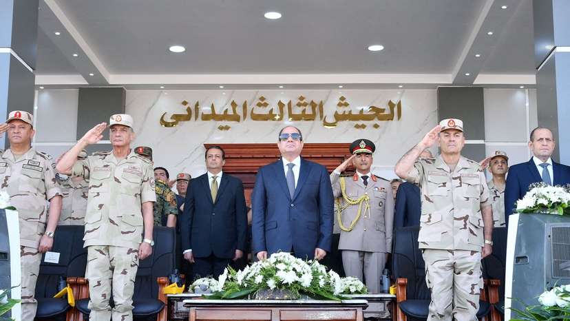 Egyptian President Abdel Fattah al-Sisi inspects the Egyptian military units in Suez