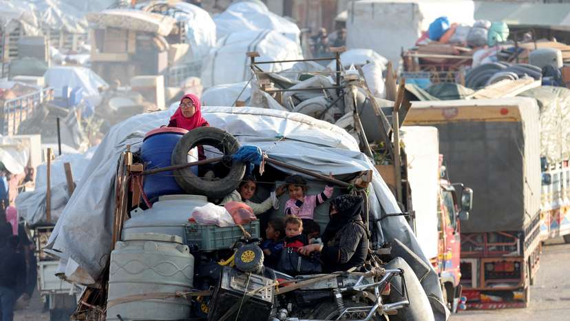 FILE PHOTO: Syrian refugees prepare to return to Syria from Lebanon