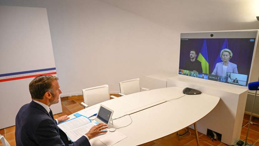 French President Emmanuel Macron attends a video conference with members of the “coalition of the willing” in Bormes-les-Mimosas