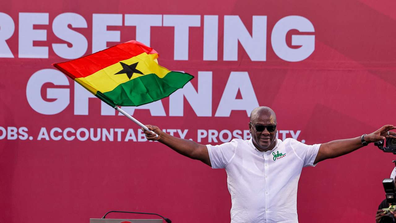 National Democratic Congress (NDC) presidential candidate and former Ghanaian President John Dramani Mahama holds a national flag as he waves to supporters during  his final election campaign rally in Accra, Ghana December 5, 2024.  REUTERS/Zohra Bensemra