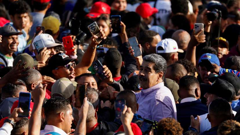 FILE PHOTO: Distrust, desertions, and dwindling bonuses undermine Socialist Party’s grip on Venezuela