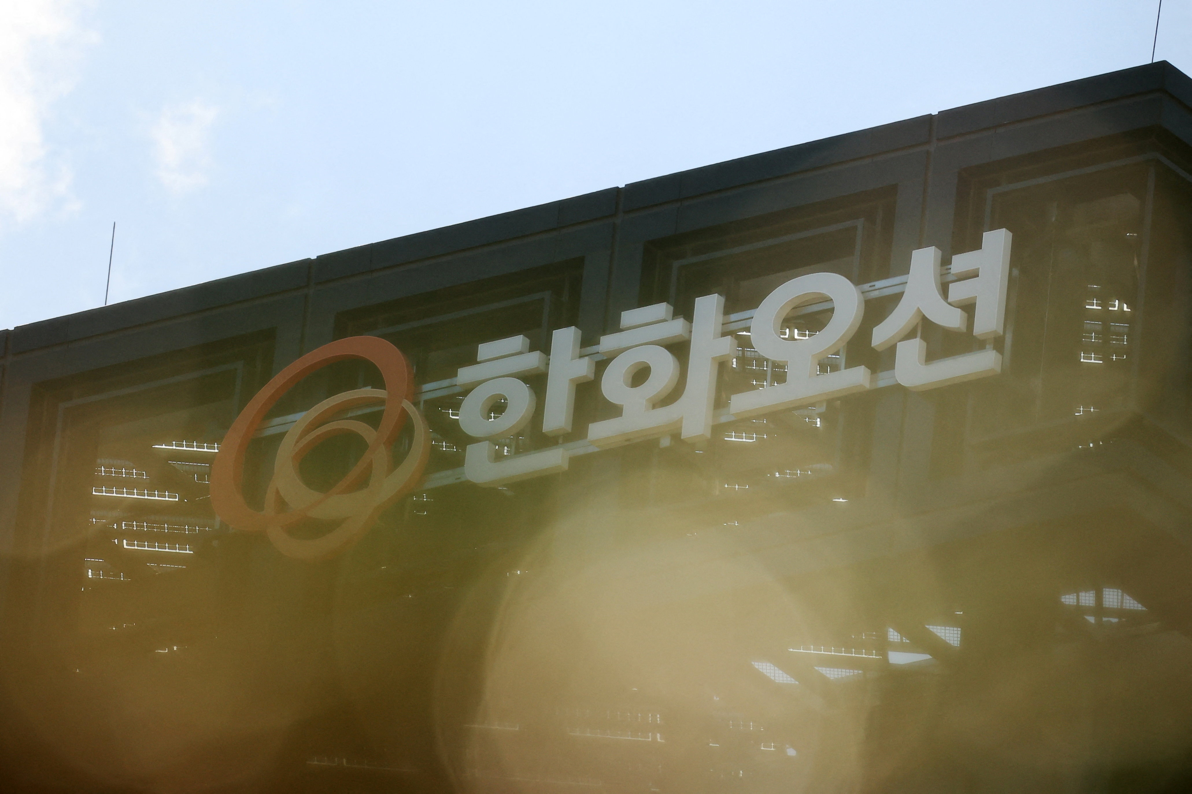 China targets Korean shipbuilder Hanwha's US units, as it continues trade talks with Washington