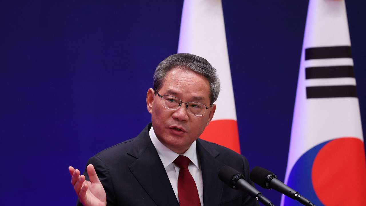 FILE PHOTO: Leaders of South Korea, China and Japan announce joint statement after summit