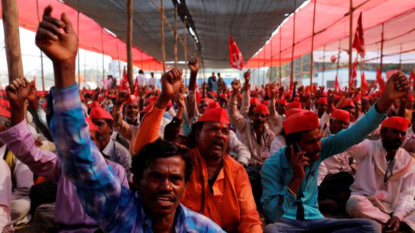 Farmers shout slogans against the government at a rally organised by All India Kisan Sabha (AIKS) in Mumbai
