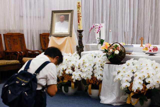 People mourn Pope Francis in Taipei