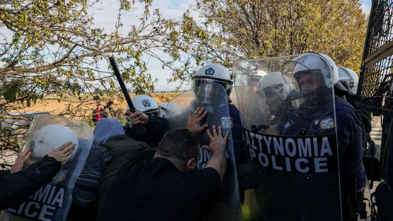 Clashes erupt as Greek farmers protest near Larissa