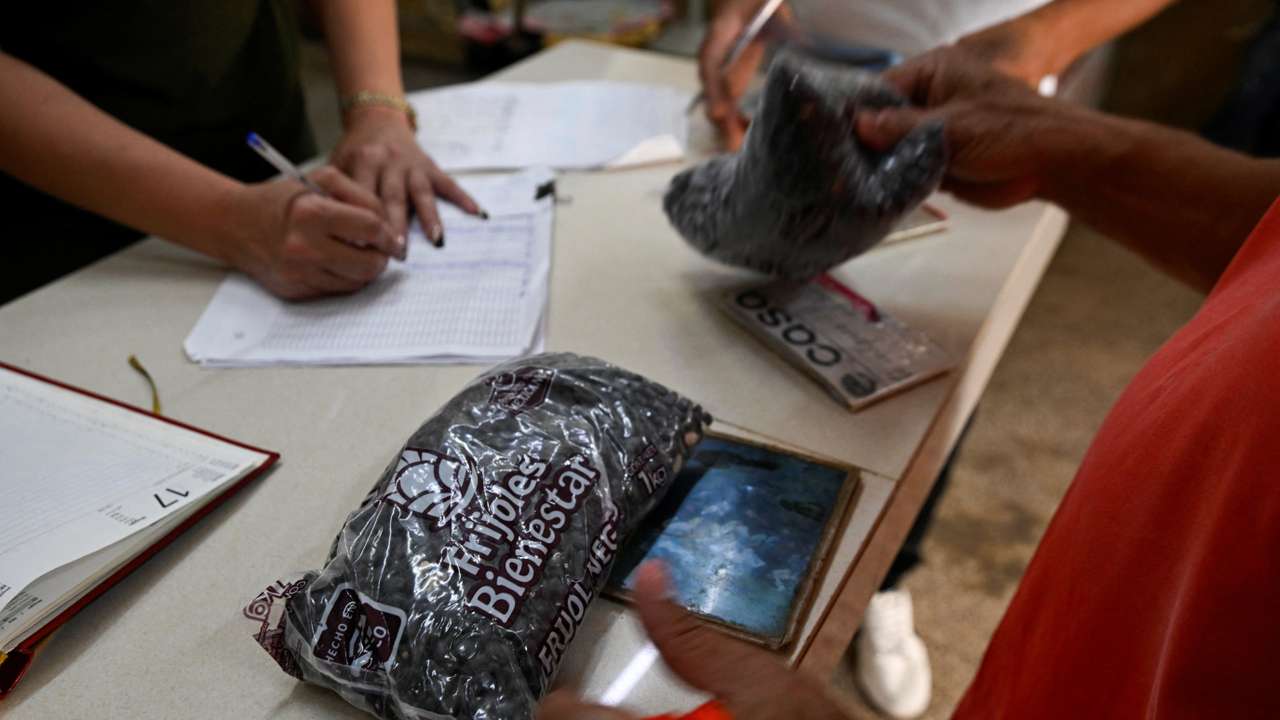 Cuba distributes humanitarian aid from Mexico