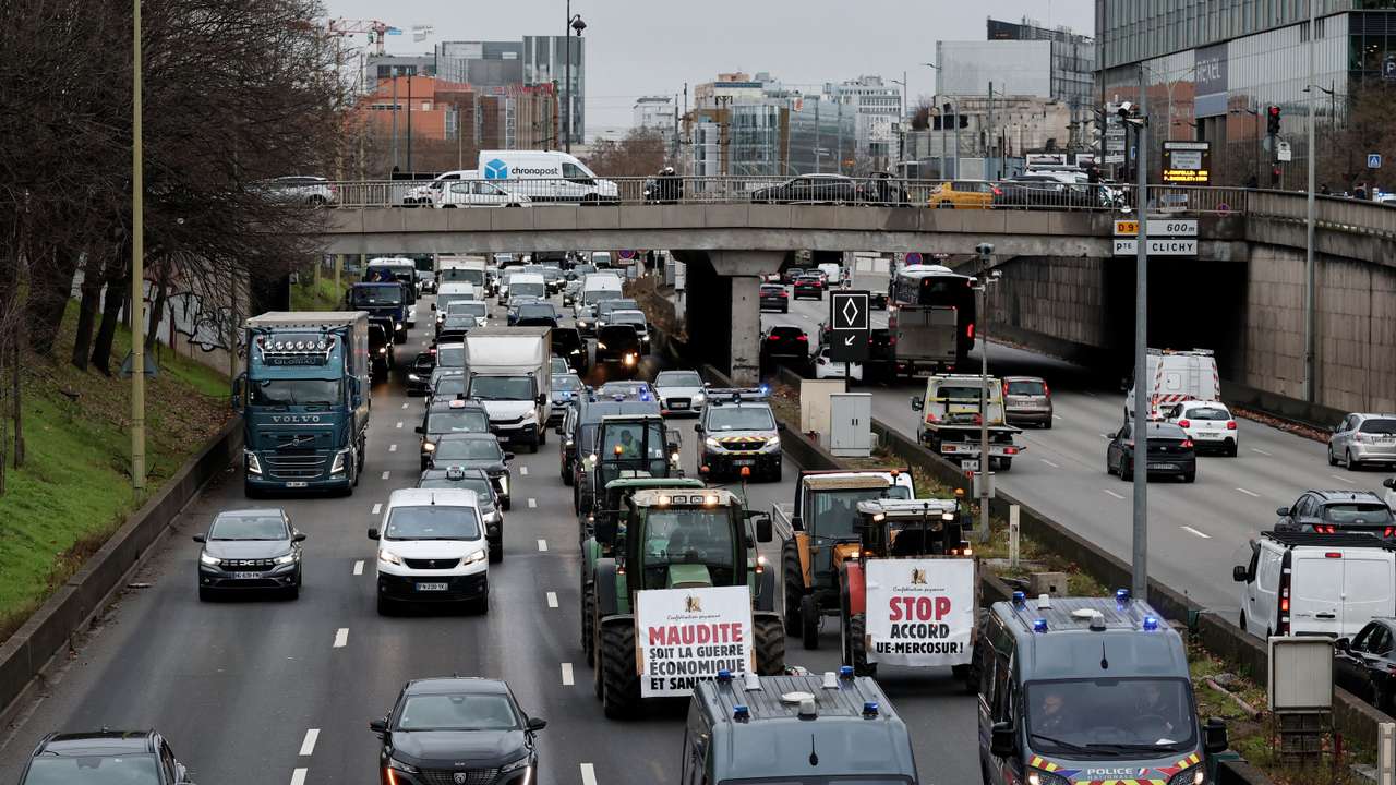 French farmers on the Paris ring road to protest against Mercosur trade deal