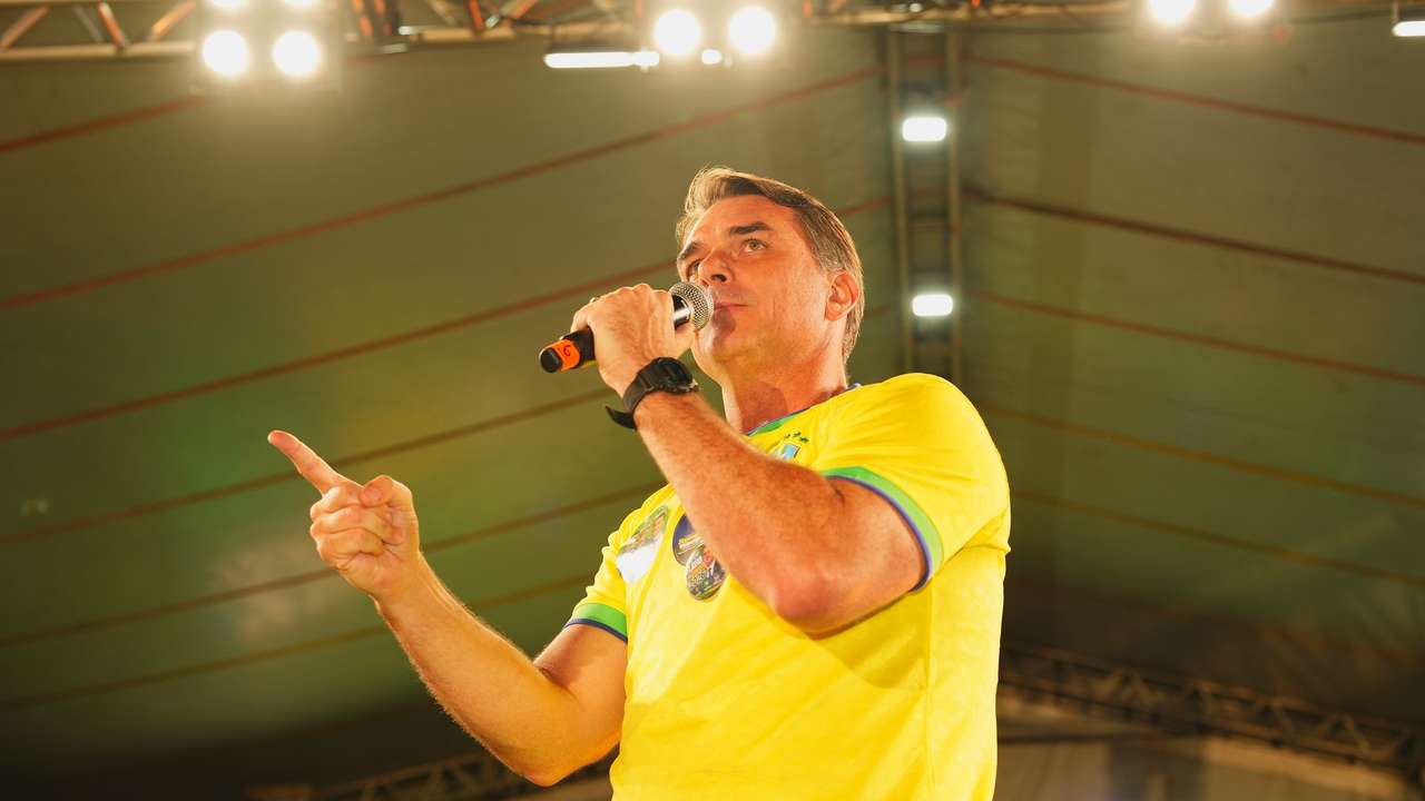 Flávio Bolsonaro (PL) durante evento de campanha