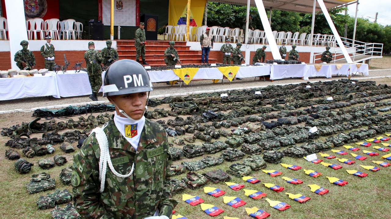 104 fighters from a faction of the FARC dissidents, including 20 minors, according to the Colombian army, deserted, in Cucuta