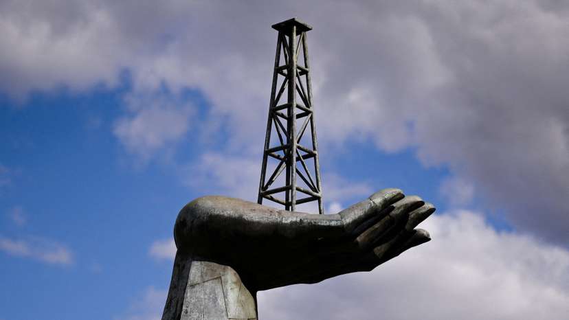 Venezuela moves to reform oil law to boost production