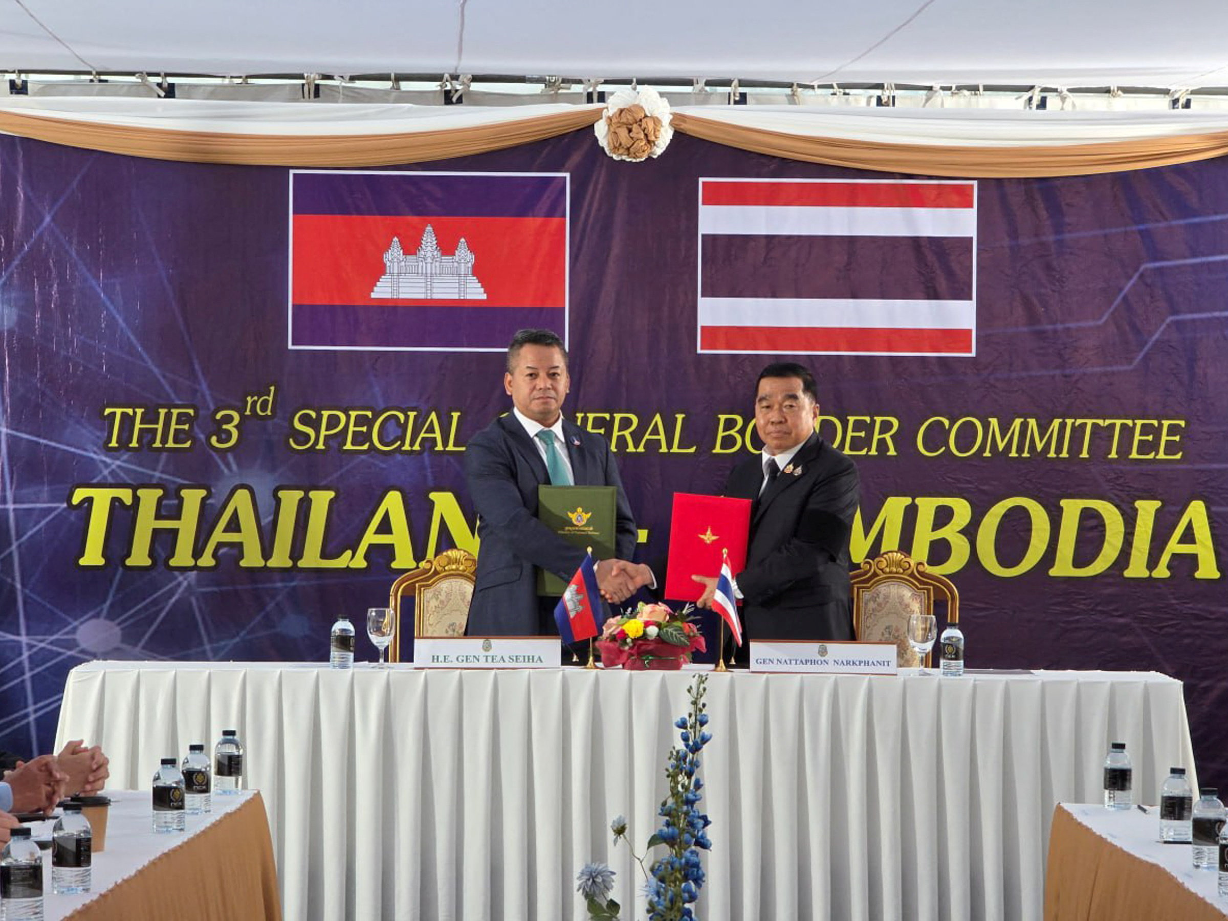 Thailand and Cambodia sign ceasefire agreemen(1)