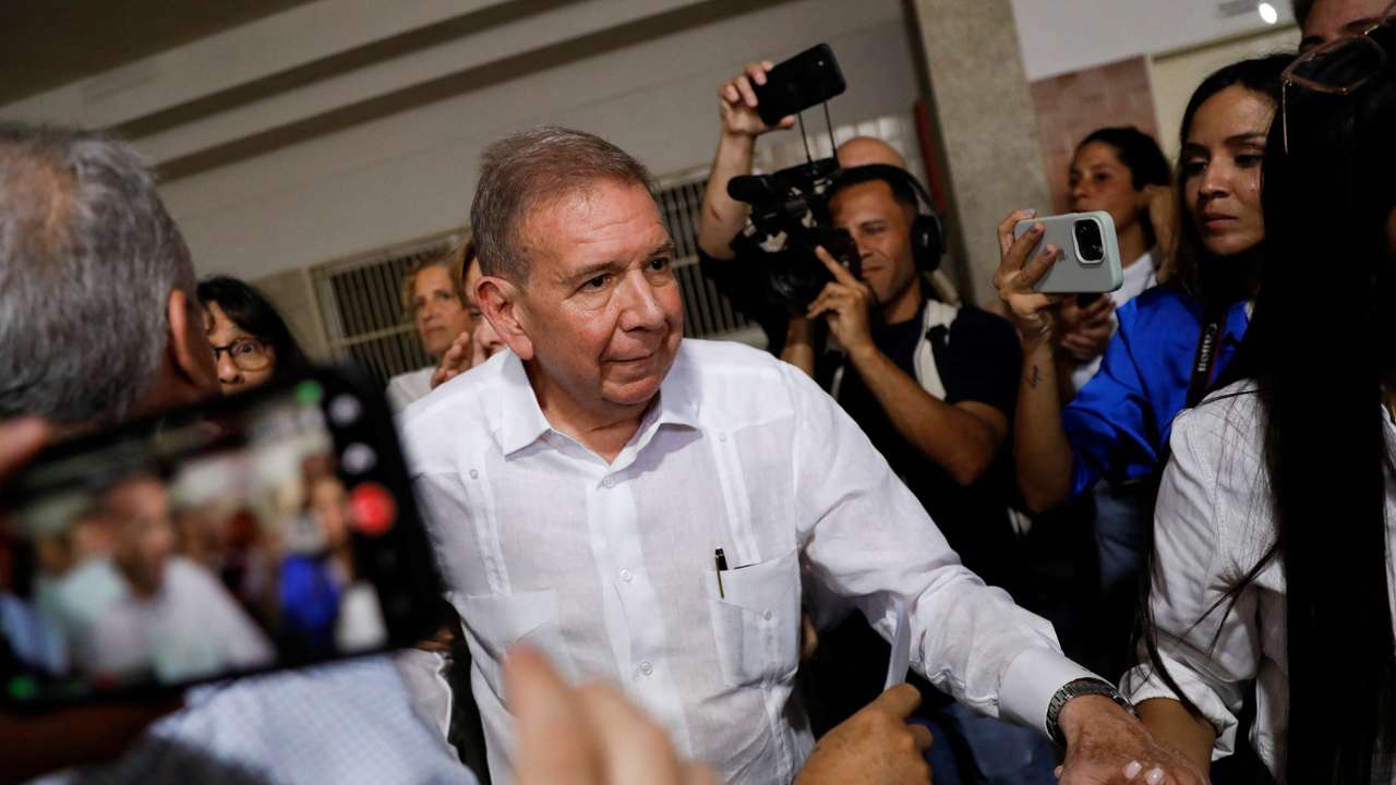 FILE PHOTO: Venezuelan former opposition candidate Gonzalez leaves country, VP says