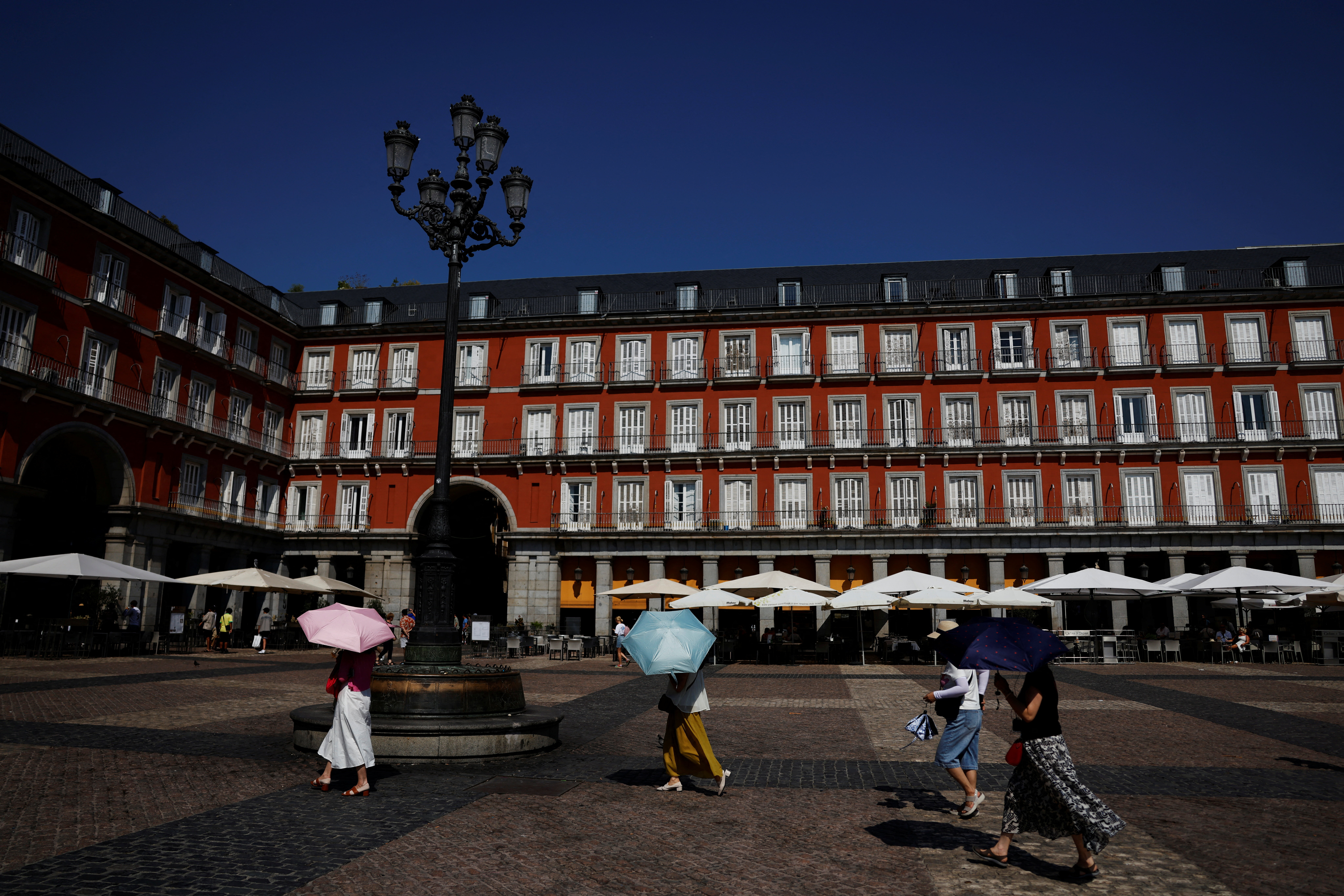 People battle soaring temperatures during heatwave in Madrid