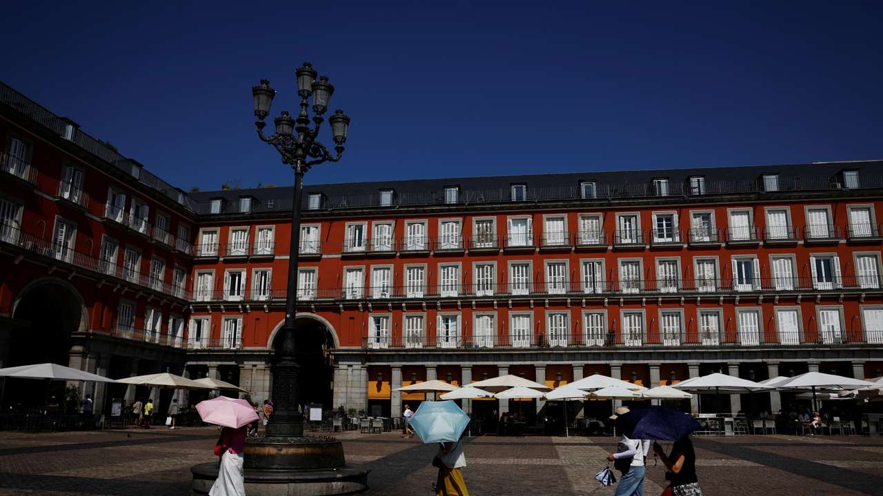 People battle soaring temperatures during heatwave in Madrid