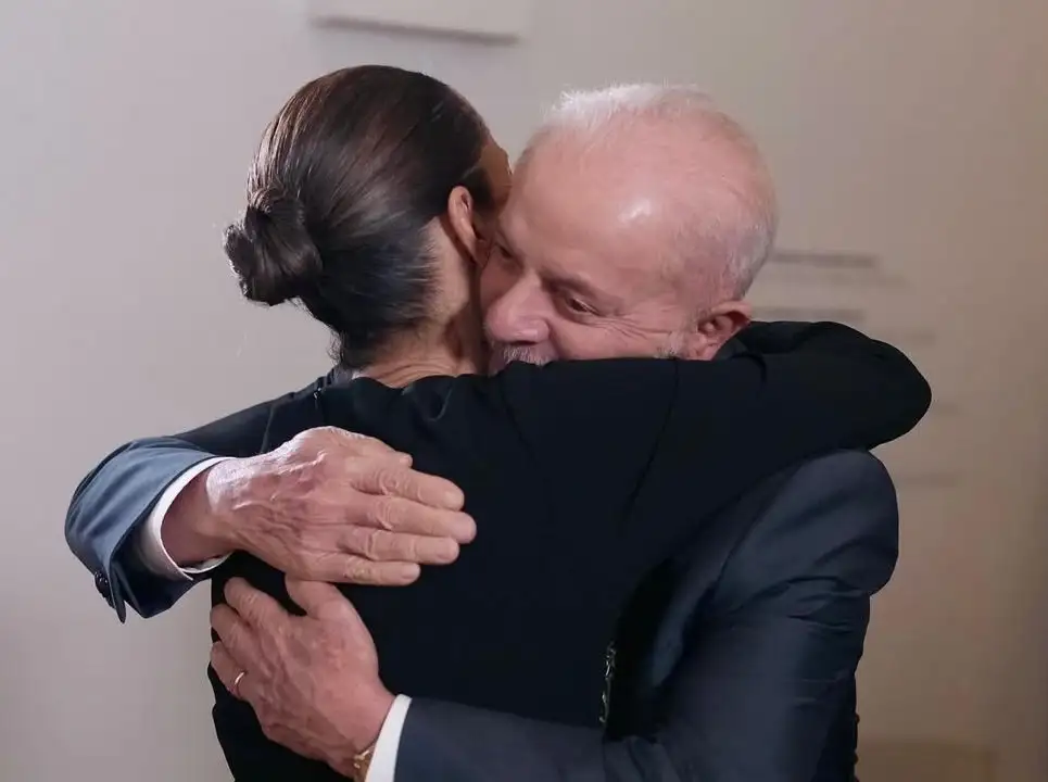 Claudia Sheinbaum postou uma foto no X em que dá um abraço em Lula, com a seguinte mensagem: “Viva a democracia, o povo brasileiro venceu. Parabéns, Presidente Lula!”.