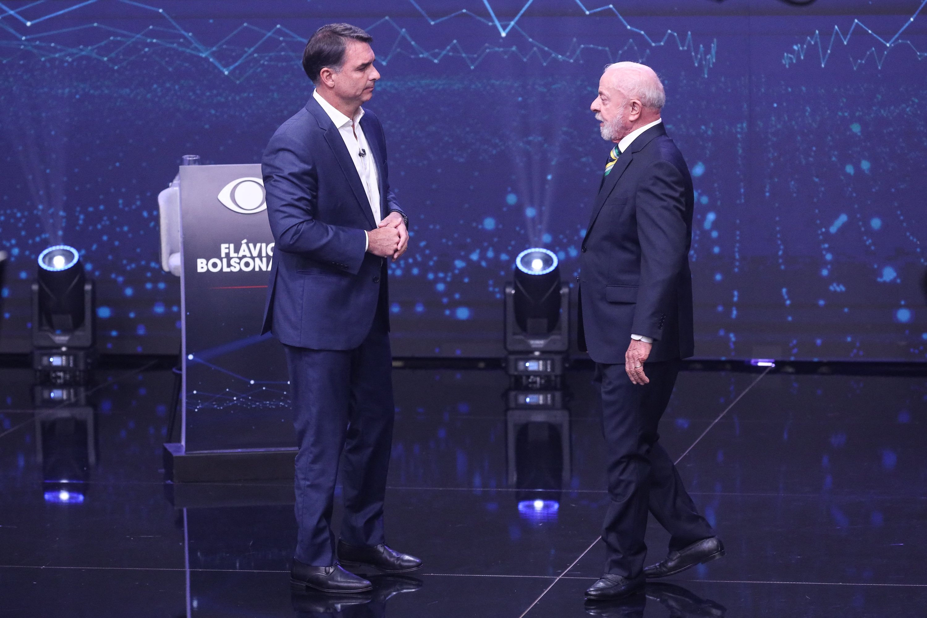 Lula e Flavio Bolsonaro participam de debate presidencial em São Paulo,  ( Foto de Marina Uezima / Brazil Photo Press via AFP)
