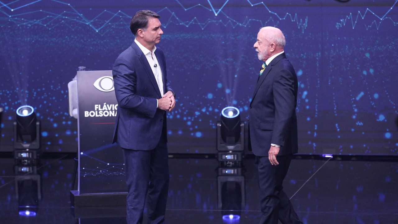 Lula e Flavio Bolsonaro participam de debate presidencial em São Paulo, ( Foto de Marina Uezima / Brazil Photo Press via AFP)