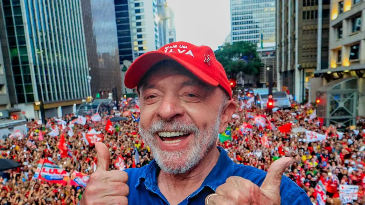 Lula em ato de campanha na véspera do 2º turno, na Paulista (SP)