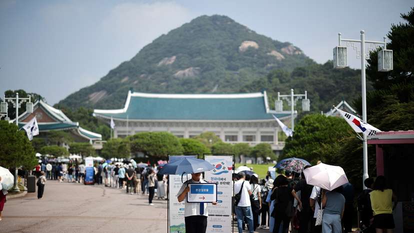 Tourists flock to the presidential Blue House before its closure