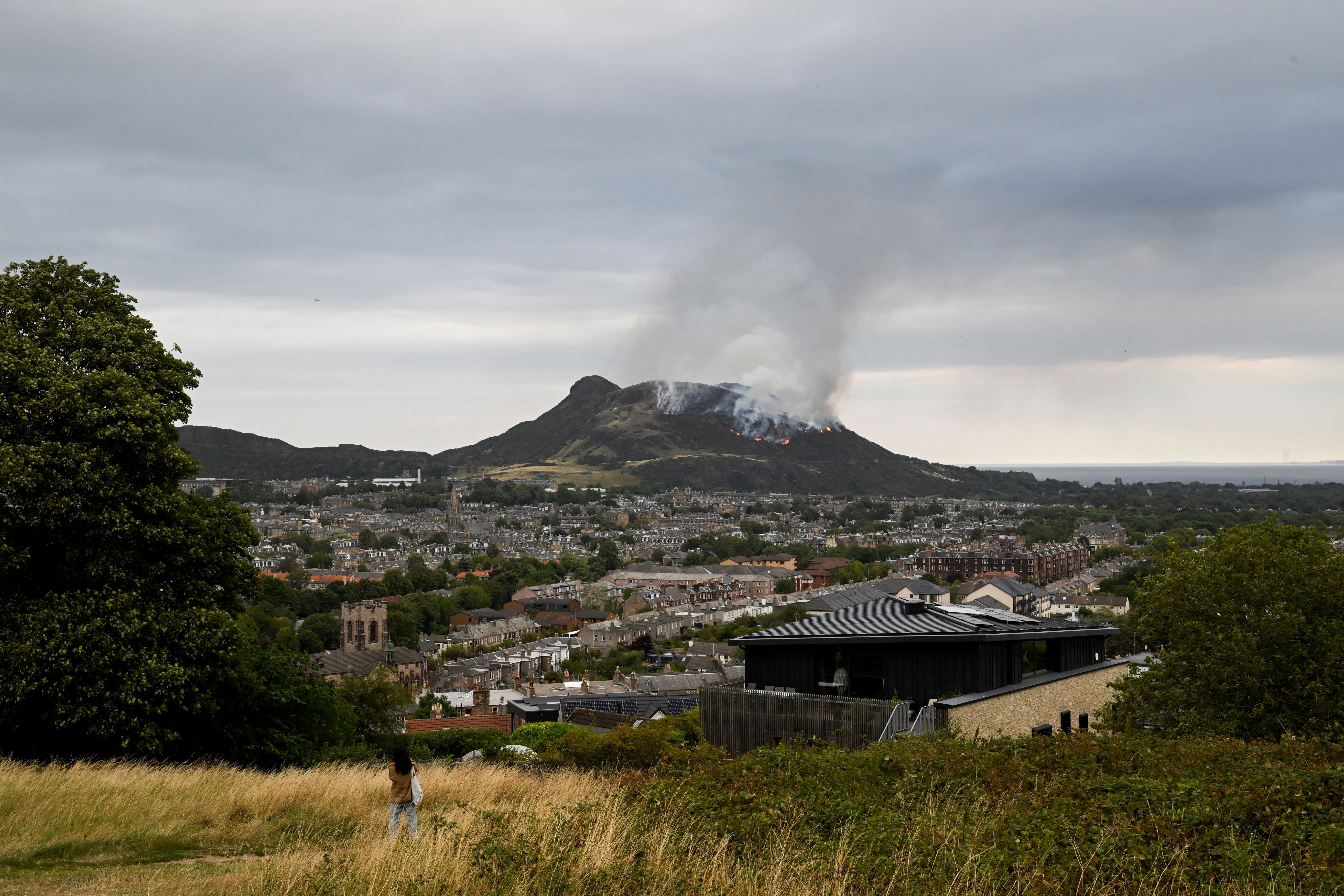 Large blaze at Arthur's Seat in Edinburgh
