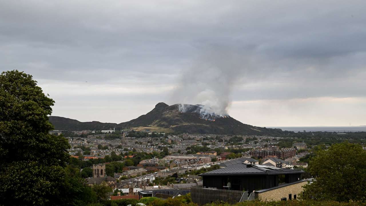 Large blaze at Arthur's Seat in Edinburgh