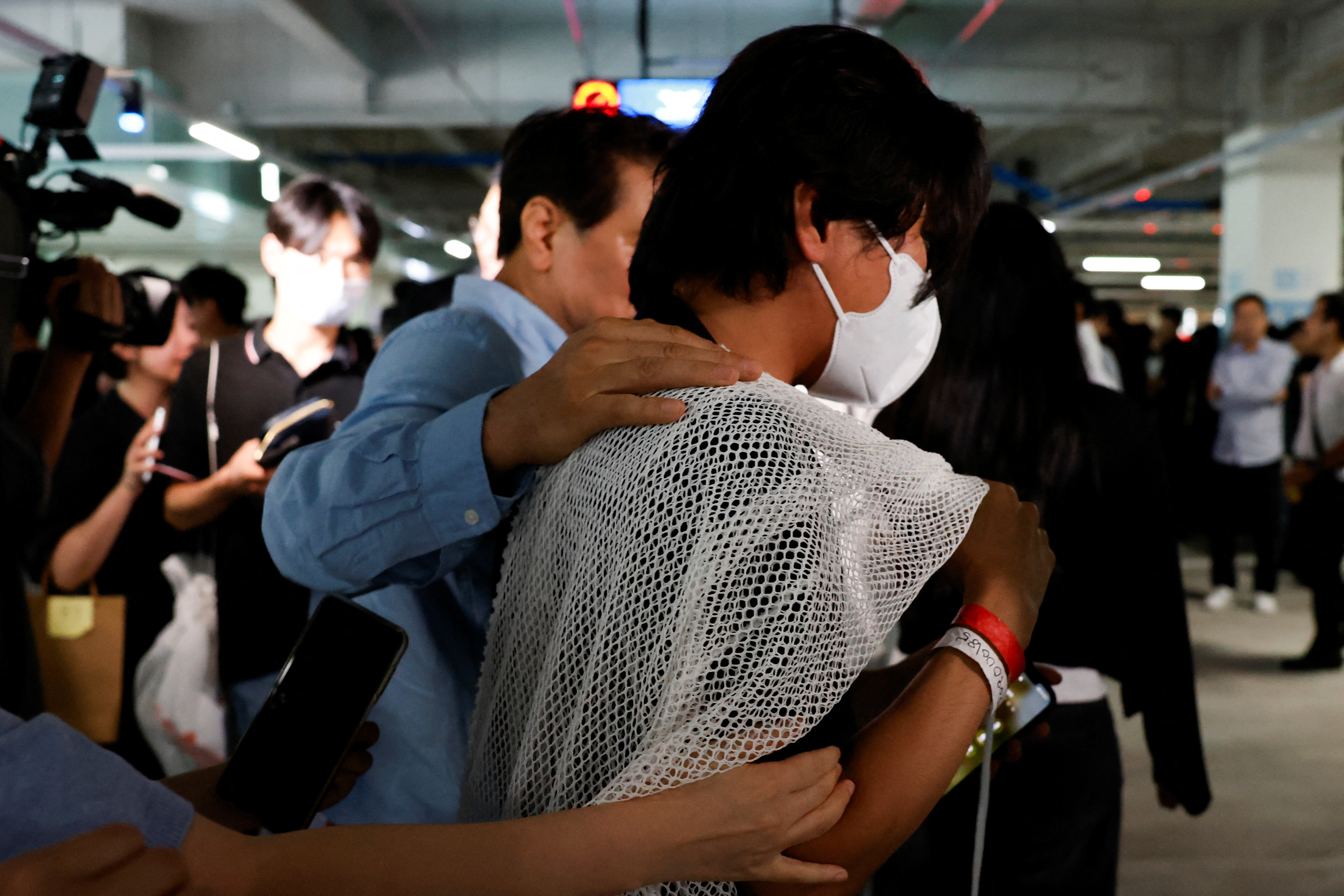 South Korean workers who were detained in an immigration raid in Georgia, arrive in Incheon
