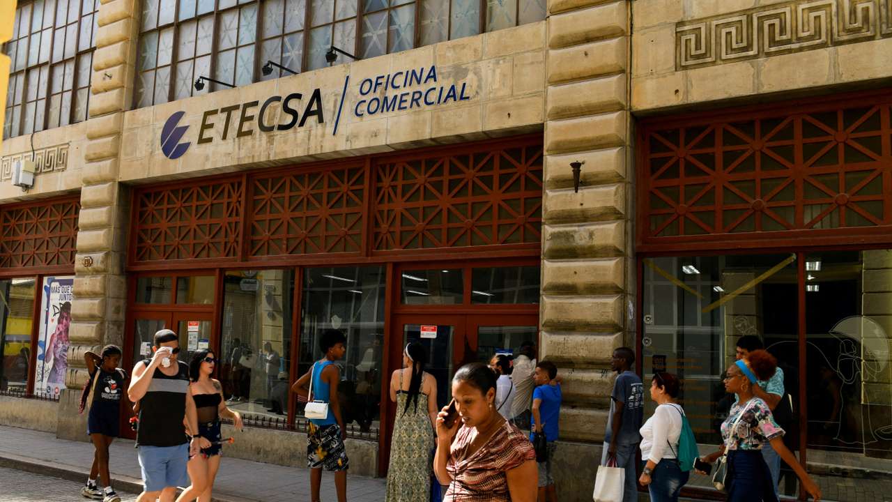 FILE PHOTO: Cuba partially rolls back internet rate hike as anger grows