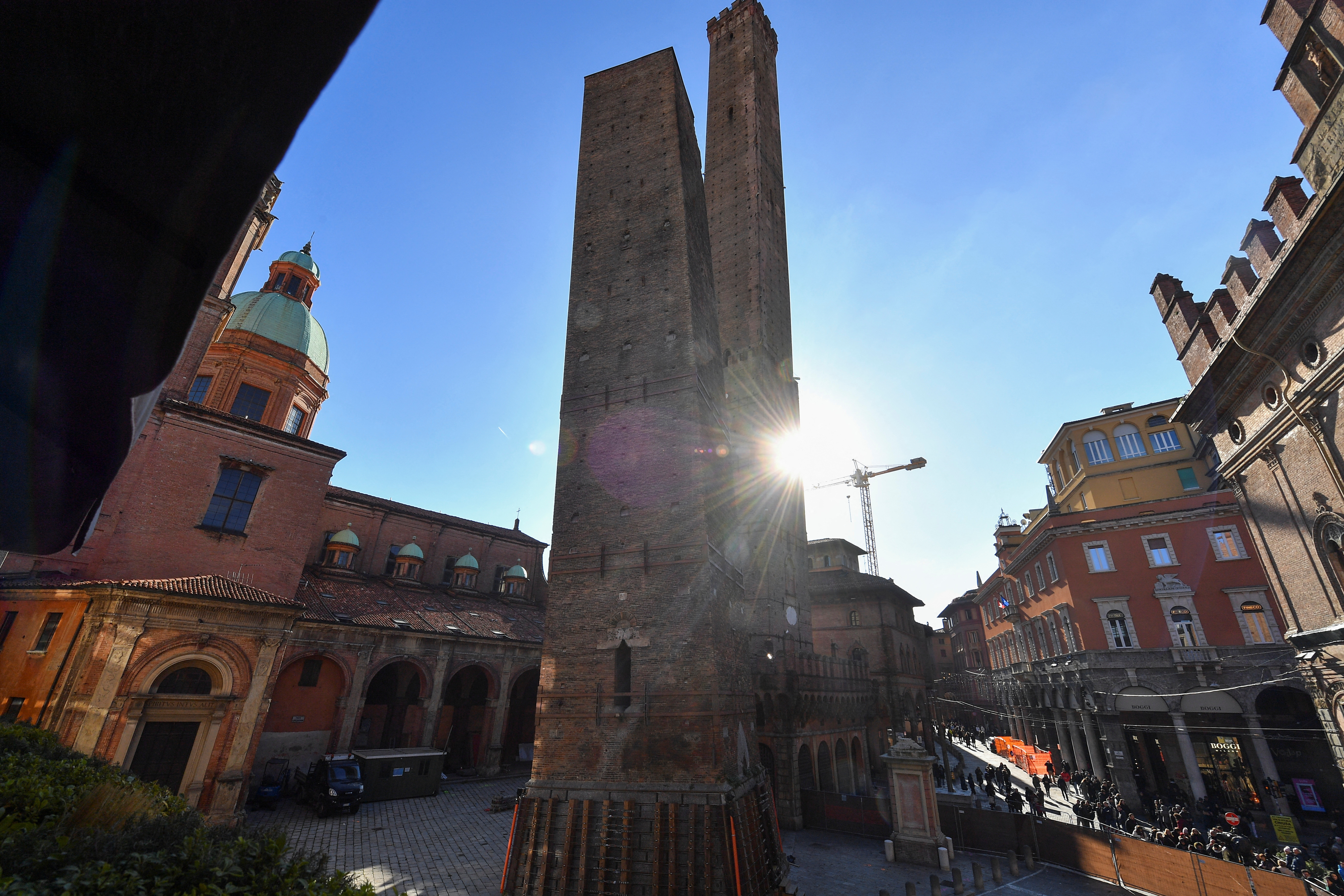 Bologna's 'leaning tower' cordoned off amid collapse fears