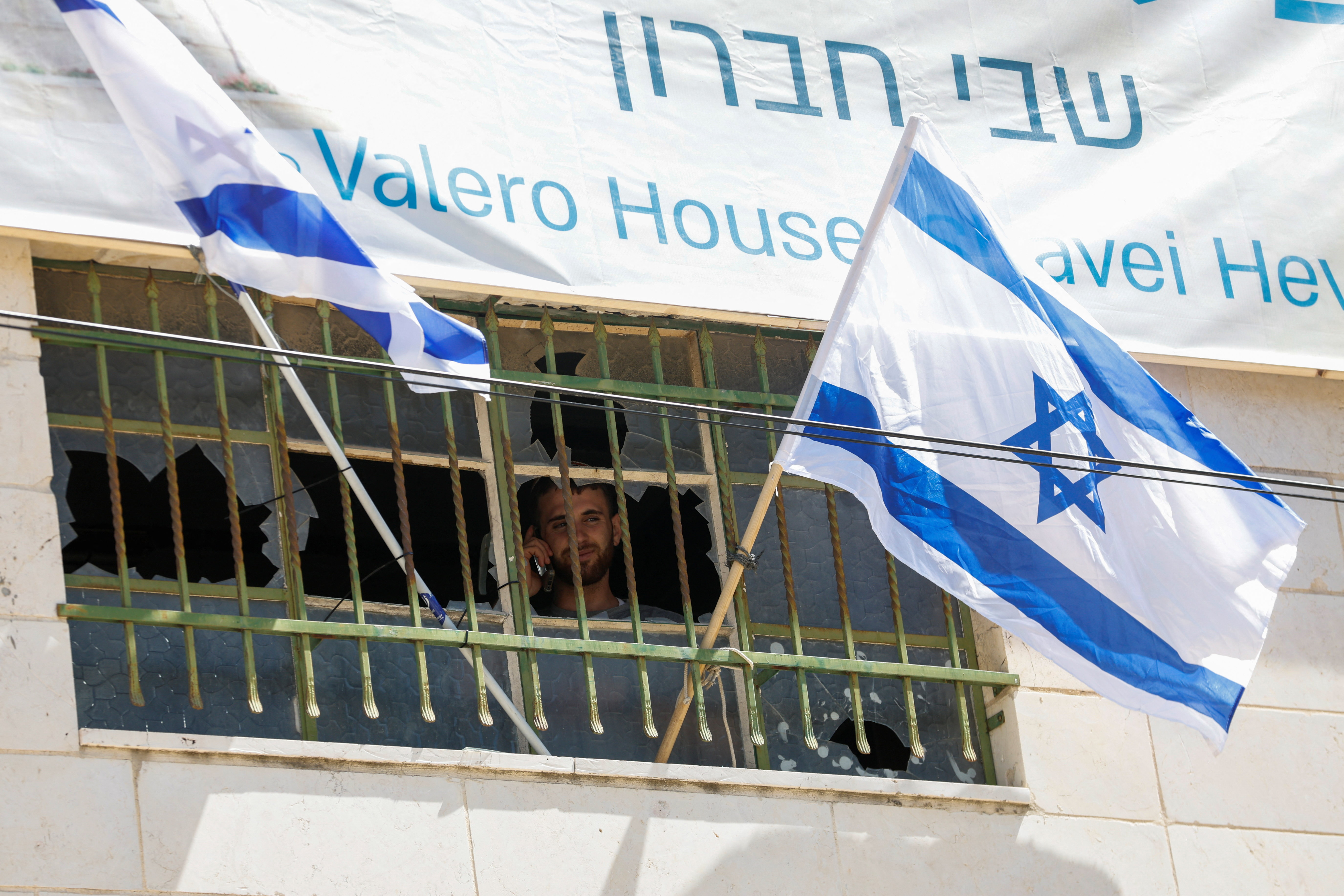 Israeli settlers take over a house in Hebron