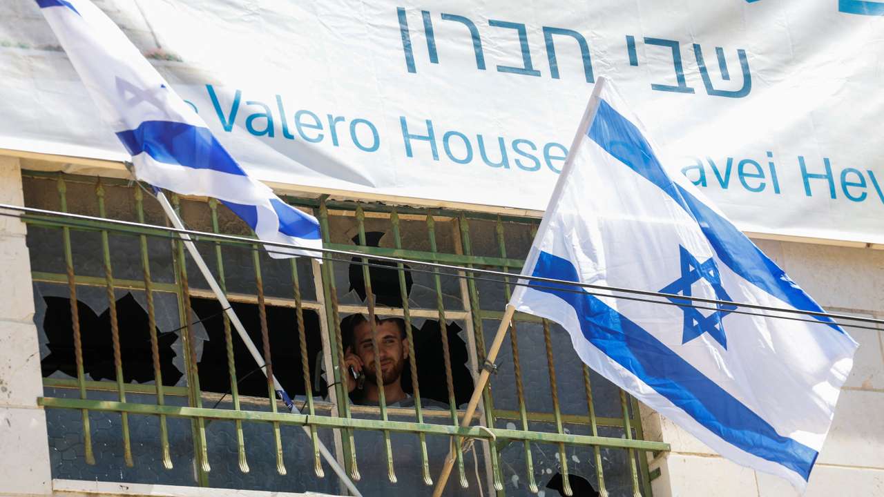 Israeli settlers take over a house in Hebron