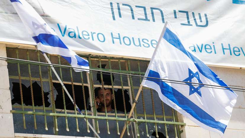 Israeli settlers take over a house in Hebron