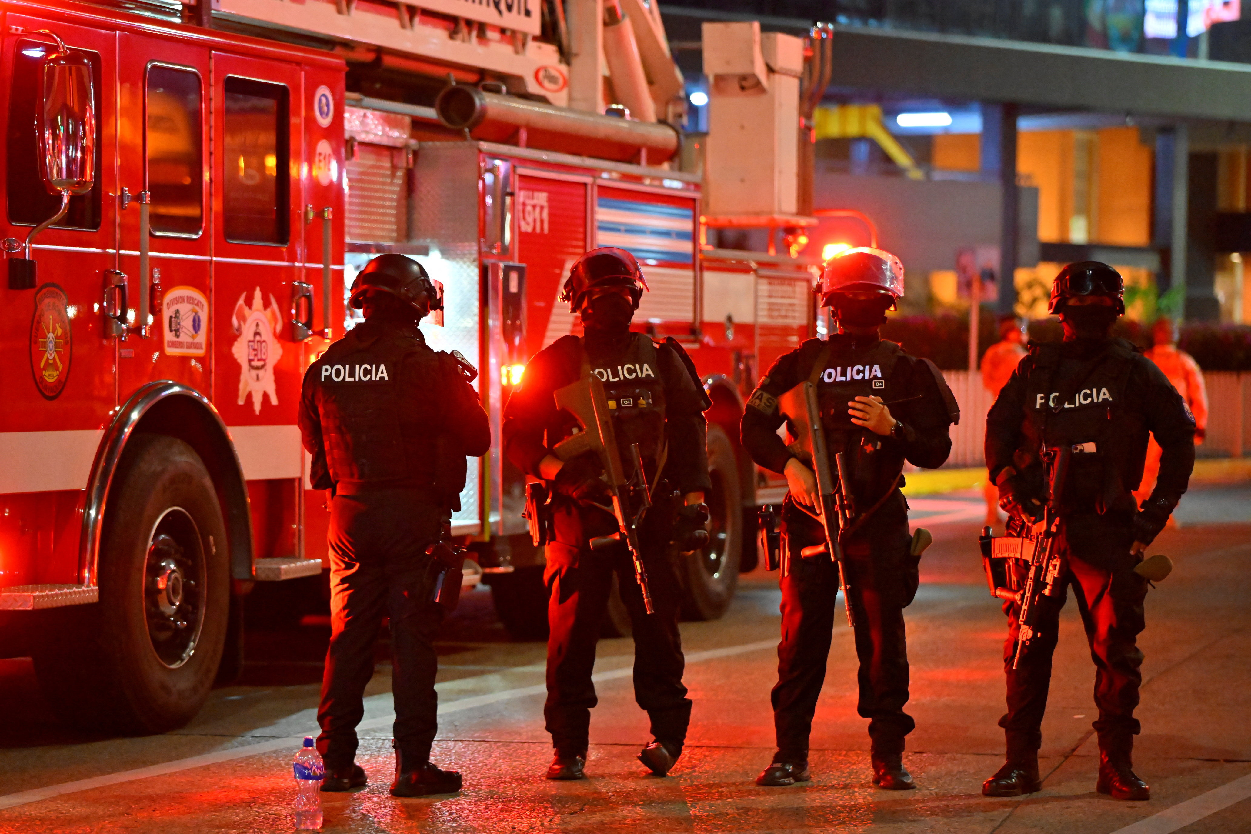 Vehicle explodes outside mall, in Guayaquil