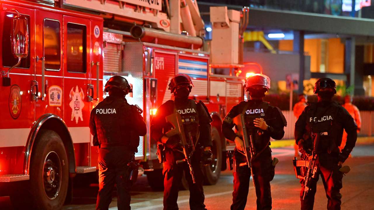 Vehicle explodes outside mall, in Guayaquil
