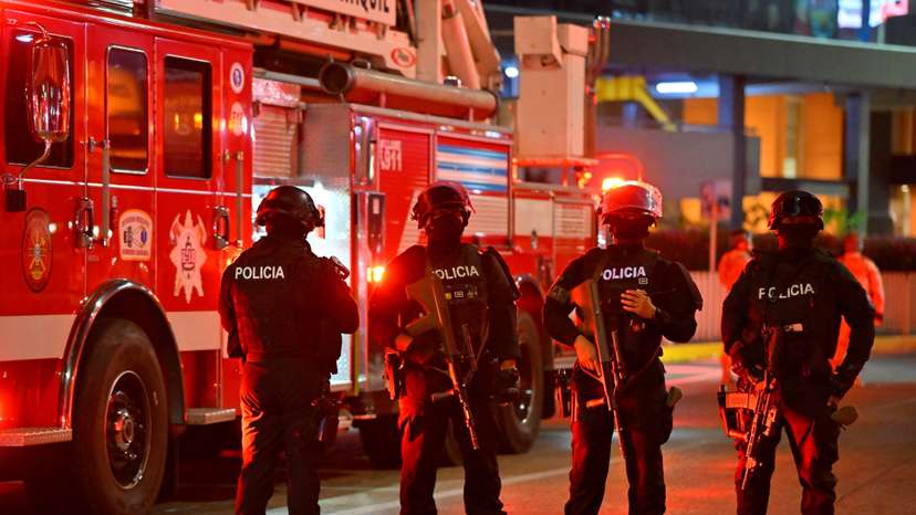 Vehicle explodes outside mall, in Guayaquil