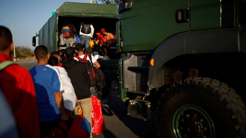 Venezuelans at the Ecuadorian Peruvian border service center on the outskirts of Tumbes