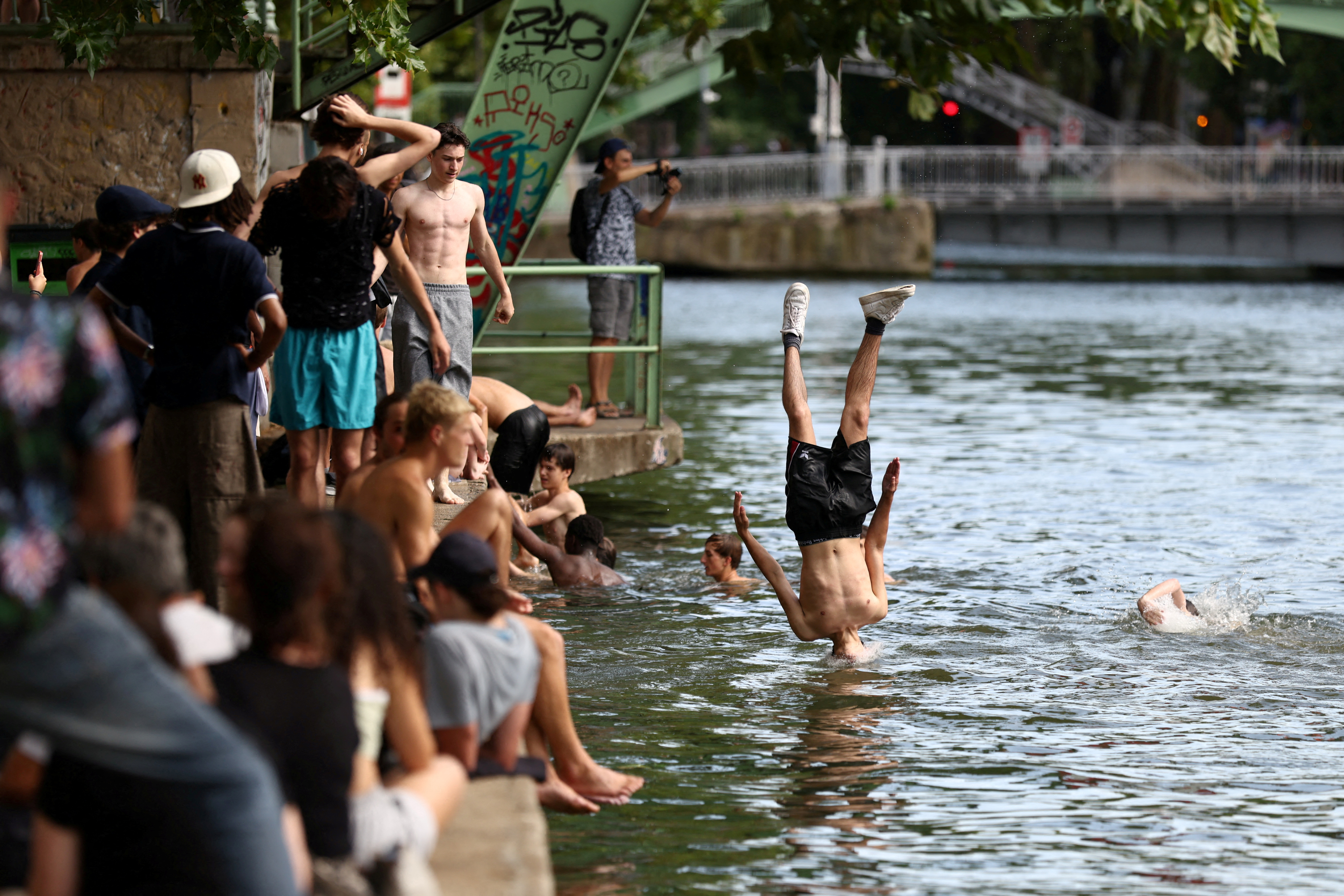 Early heatwave hits France