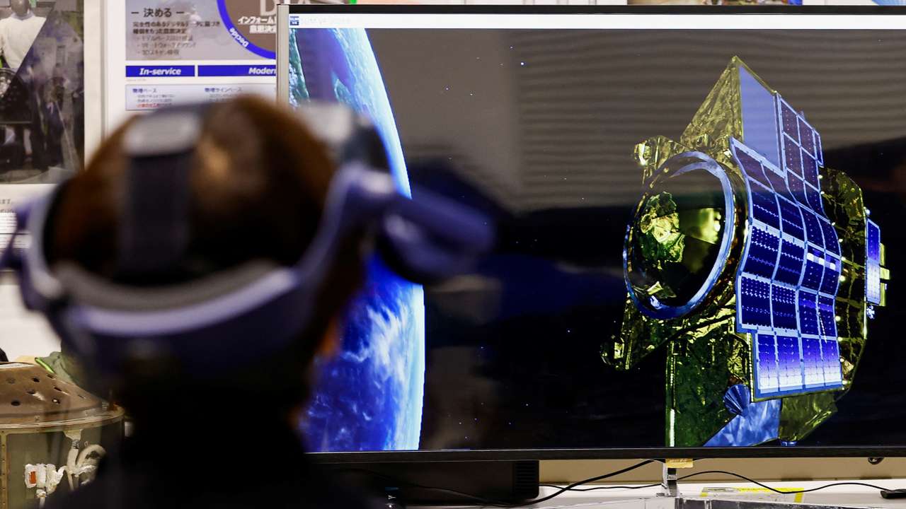 Japan's SLIM spacecraft attempts moon landing