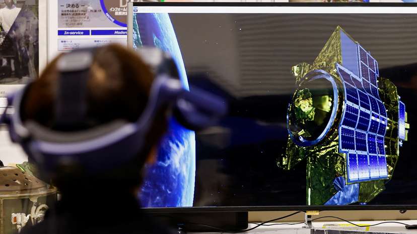 Japan's SLIM spacecraft attempts moon landing