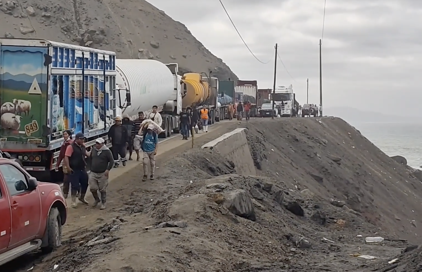 Peru Landslide Strands Thousands(1)
