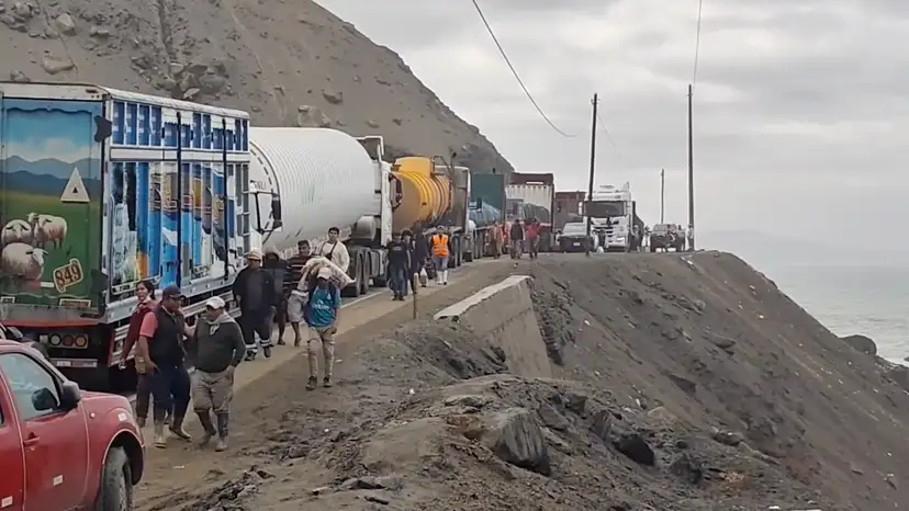 Peru Landslide Strands Thousands(1)