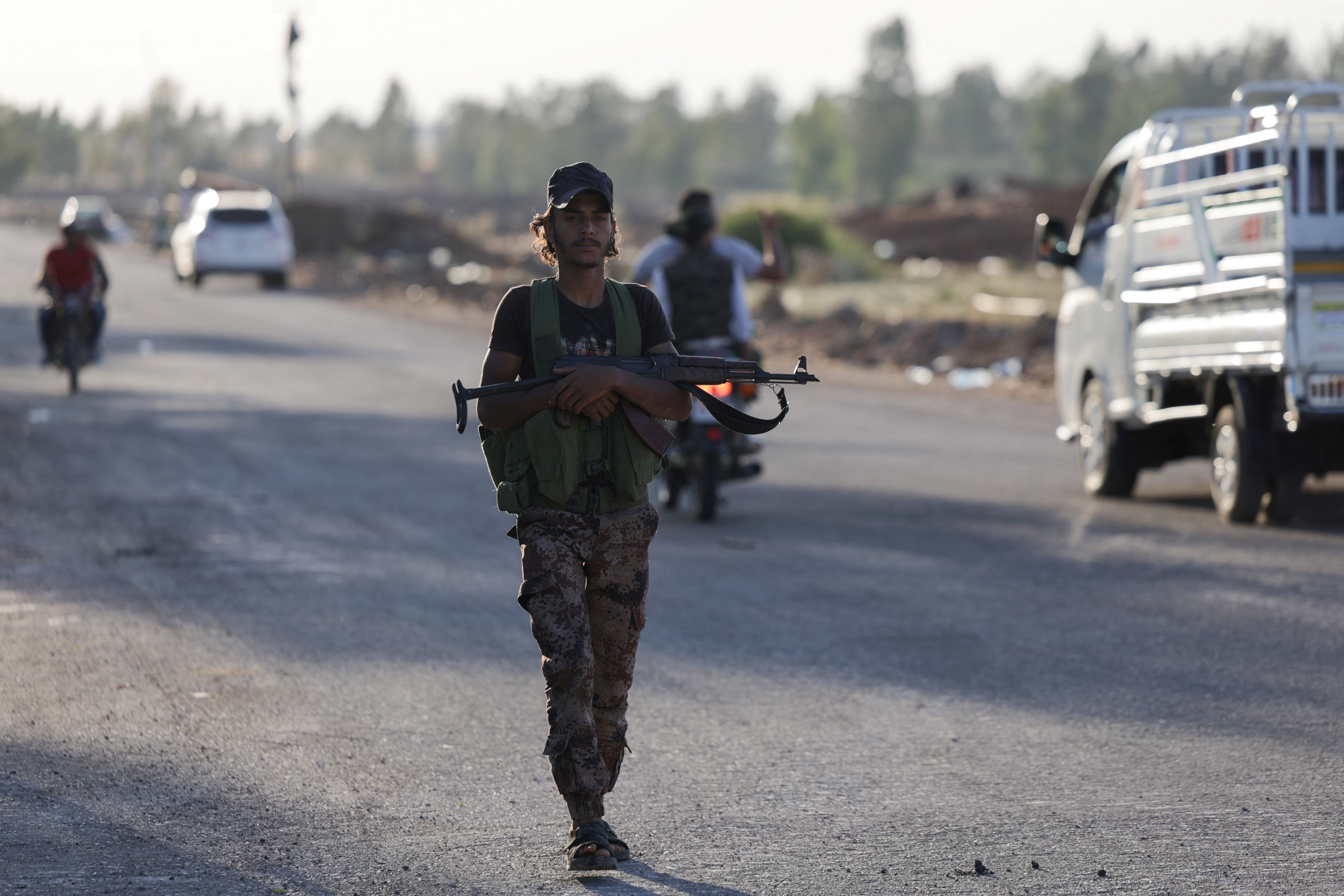 Syrian Bedouin fighters gather with weapons in Deraa