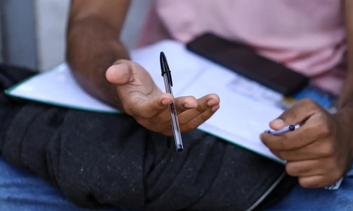 Guia do Enem reúne orientações e ferramentas gratuitas para ajudar estudantes na preparação para as provas