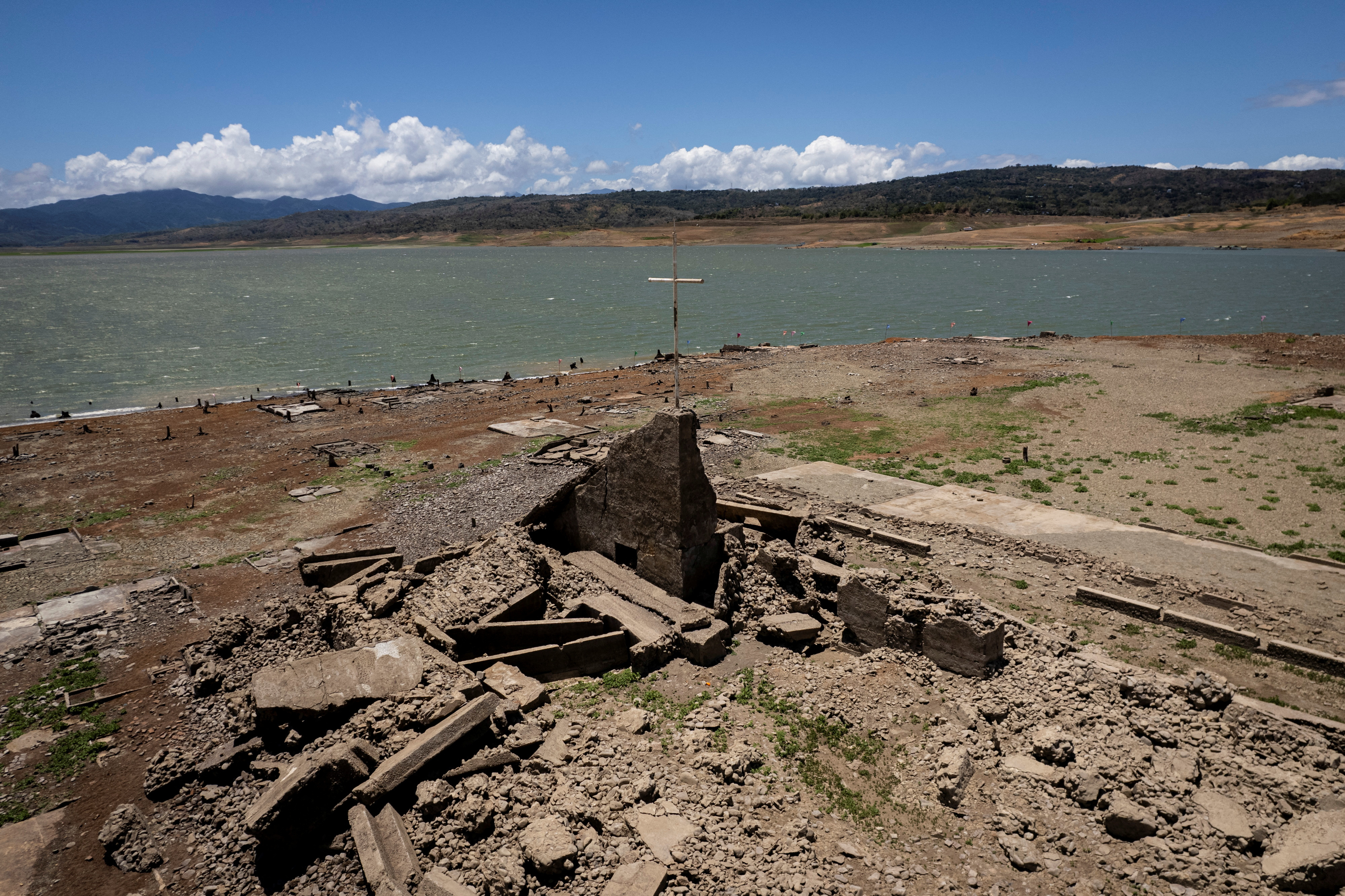 Extreme heat reveals sunken town in the Philippines