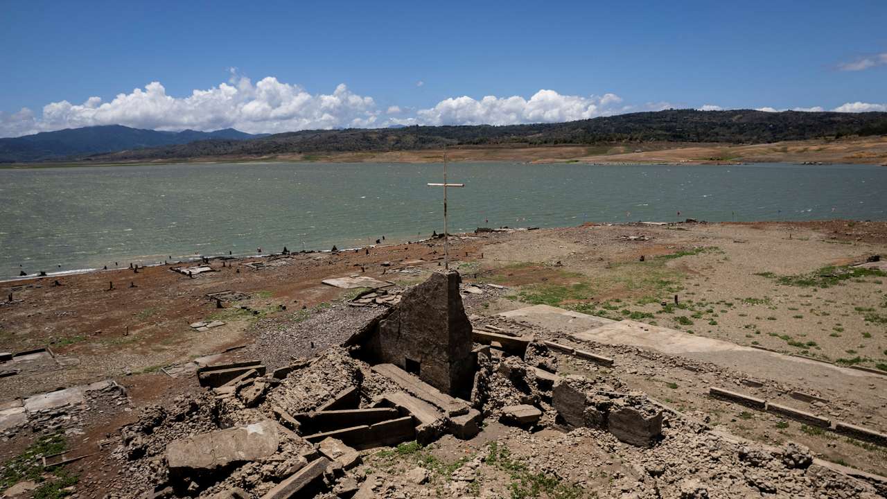 Extreme heat reveals sunken town in the Philippines
