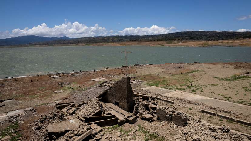 Extreme heat reveals sunken town in the Philippines